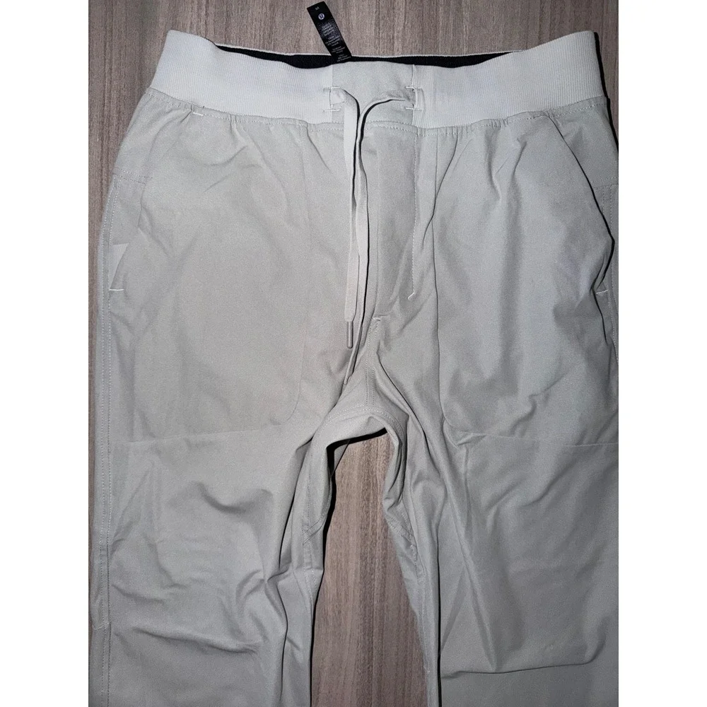Lululemon ABC Jogger Mens Medium Light Grey Tapered Stretch Pants LM5A85S CR5